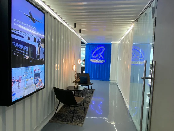 Recepción corporativa con iluminación y acabados instalados por PIME Ingeniería